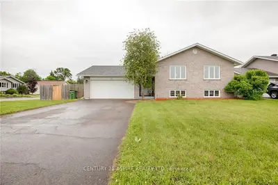 30 SPRUCE Street, Petawawa, ON K8H 3S4