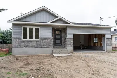 44 DORAN Street, Petawawa, ON K8H 1P9