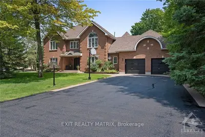 1 LEEWARD Street, Country Place - Pineglen - Crestview and Area, ON K2E 5W4