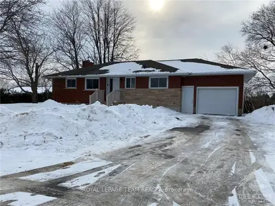 25 HILLTOP Crescent, North Grenville, ON K0G 1J0