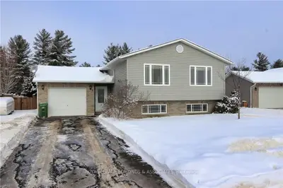 35 WINFIELD Street, Petawawa, ON K8H 0A2