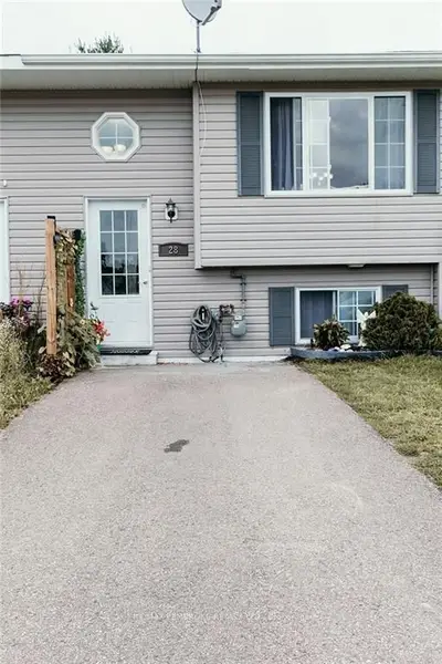 28 WILSON Avenue, Petawawa, ON K8H 2Y3