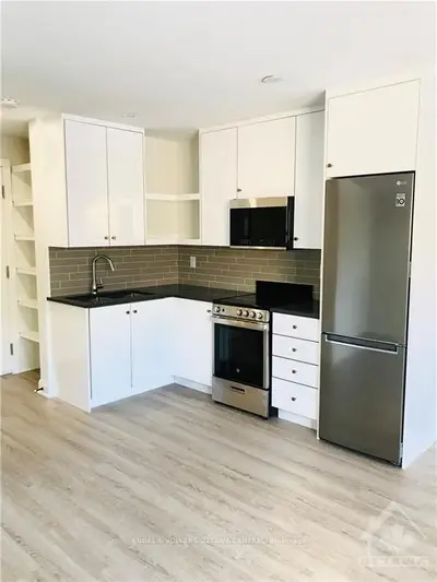 566 EDISON Avenue B, Carlingwood - Westboro and Area, ON K2A 1V4