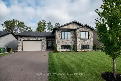 9 NOBLE Crescent, Petawawa, ON K8H 0G1