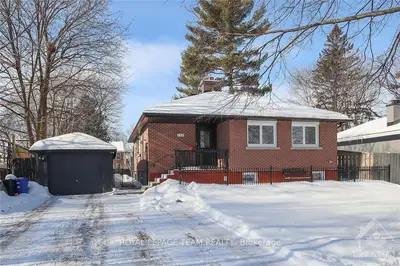 930 MOUNTAINVIEW Avenue, Britannia Heights - Queensway Terrace N and Area, ON K2B 5G4