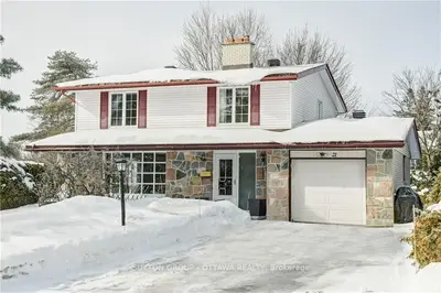 21 BARNES Crescent, South of Baseline to Knoxdale, ON K2H 7C1