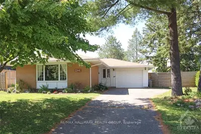 1 DAYTON Crescent, South of Baseline to Knoxdale, ON K2H 7N8