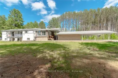 23 Albert Street, Laurentian Hills, On K0j 1j0