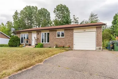 25 LAROCHE Crescent, Petawawa, ON K8H 3B6