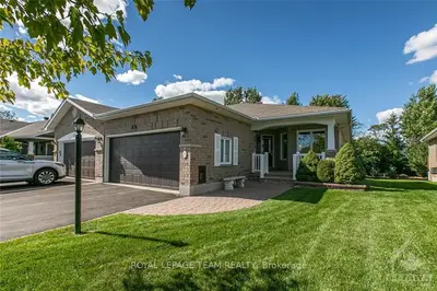 19 STOWGRASS Crescent, Stittsville - Munster - Richmond, ON K2S 1Z9