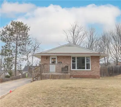 82 HEMLOCK Street, Petawawa, ON K8H 3C2