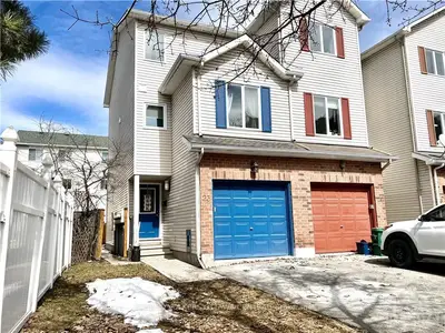 23 PROVENDER Avenue, Manor Park - Cardinal Glen and Area, ON K1K 4N3
