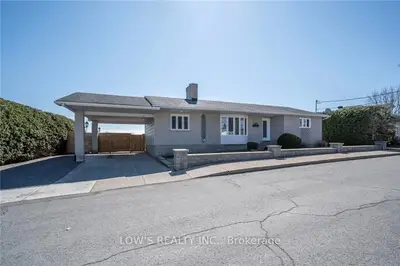 Detached in Champlain