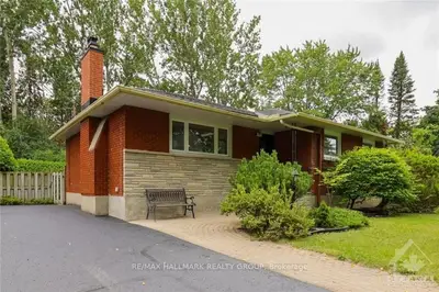 1300 Adirondack Drive, Parkway Park - Queensway Terrace S And Area, On K2c 2v3