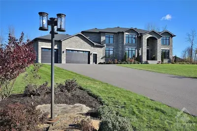704 Ballycastle Crescent, Blossom Park - Airport And Area, On K1x 0a4