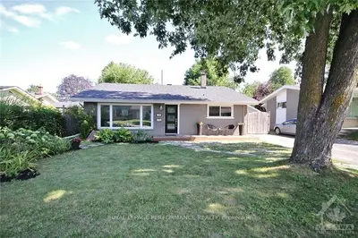 1131 Gateway Road, Parkway Park - Queensway Terrace S And Area, On K2c 2w8