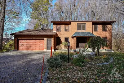 22 BURROWS Road, Beacon Hill North - South and Area, ON K1J 6E6