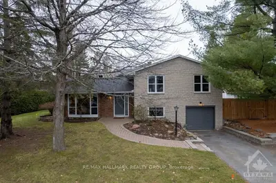 15 COSBURN Avenue, South of Baseline to Knoxdale, ON K2H 7Z9