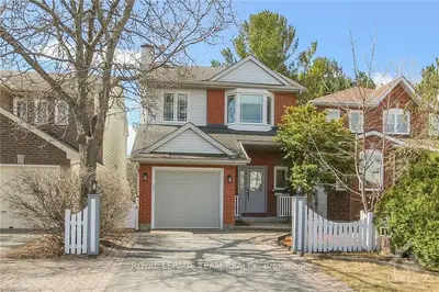 56 FORESTVIEW Crescent, Bells Corners and South to Fallowfield, ON K2H 9P5