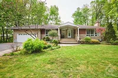 10 DEERLANE Avenue, Country Place - Pineglen - Crestview and Area, ON K2E 6W8