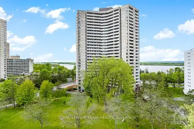 1081 AMBLESIDE Drive 205, Woodroffe, ON K2B 8C8