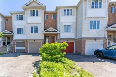 102 Manhattan Crescent, Carlington - Central Park, On K2c 4b7