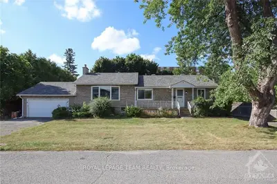 9 GRANTON Avenue, Meadowlands - Crestview and Area, ON K2G 1W5