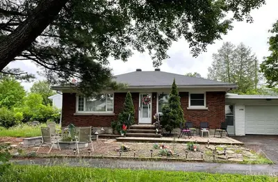 1971 SAUNDERSON Drive, Elmvale Acres and Area, ON K1G 2E1