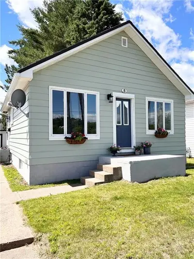 8 RAILWAY Street, Laurentian Hills, ON K0J 1J0