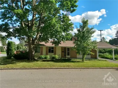 940 CROMWELL Drive, Billings Bridge - Riverside Park and Area, ON K1V 6K8
