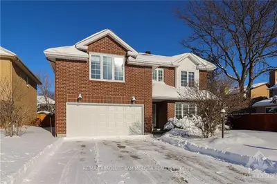 26 WYCLIFFE Street, South of Baseline to Knoxdale, ON K2G 5L8