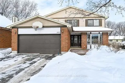 105 HAWK Crescent, Hunt Club - Windsor Park Village and Area, ON K1V 9G8
