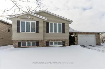 18 GREENVALE Crescent, Petawawa, ON K8H 3S2