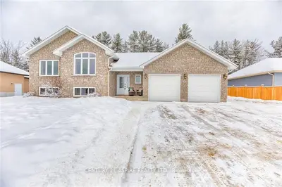 11 NICK Street, Petawawa, ON K8H 0B7