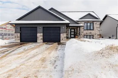 17 Zachary Street, Petawawa, On K8h 0g5