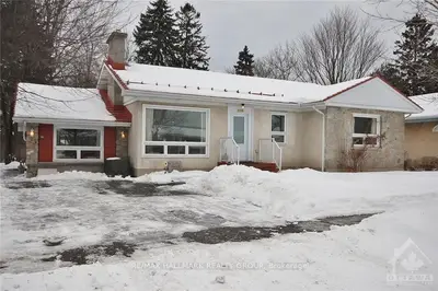 2255 TECUMSEH Street, Parkway Park - Queensway Terrace S and Area, ON K2C 0Y8