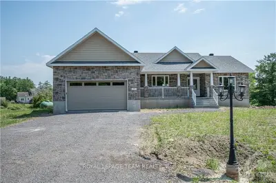37 PAUL A BERTRAND Drive, McNab/Braeside, ON K7S 3G8