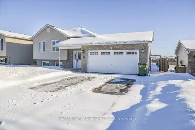 32 GREENVALE Crescent, Petawawa, ON K8H 3S2