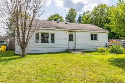 16 Russell Street, Petawawa, On K8h 1t9