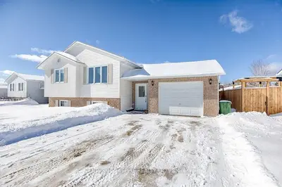 24 CONCORD Street, Petawawa, ON K8H 3S2