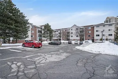 260 BRITTANY Drive 211, Manor Park - Cardinal Glen and Area, ON K1K 4M2