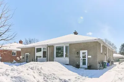 1076 APOLYDOR Avenue, Billings Bridge - Riverside Park and Area, ON K1H 8A9