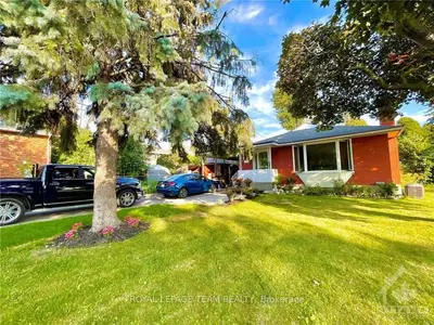 2246 Iris Street, Parkway Park - Queensway Terrace S And Area, On K2c 1c2