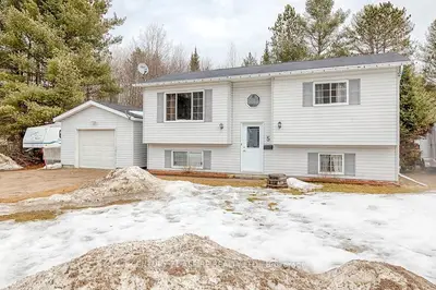 5 BOB SEGUIN Drive, Laurentian Hills, ON K0J 1J0