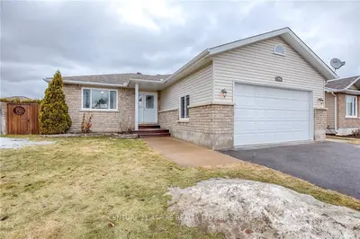 2046 SANDSTONE Crescent, Petawawa, ON K8H 0A6