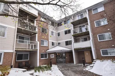 260 BRITTANY Drive 303, Manor Park - Cardinal Glen and Area, ON K1K 4M2