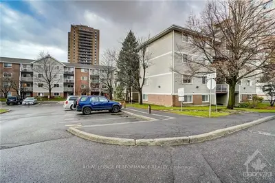 250 BRITTANY Drive 204, Manor Park - Cardinal Glen and Area, ON K1K 4M1