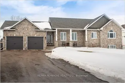 16 FAIRWAY Drive, Petawawa, ON K8A 8N2