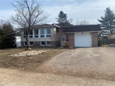 32 JOHN Street, Petawawa, ON K8H 1S7