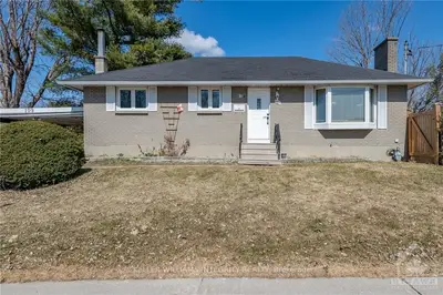 109 MEADOWLANDS Drive W, Meadowlands - Crestview and Area, ON K2G 2S1